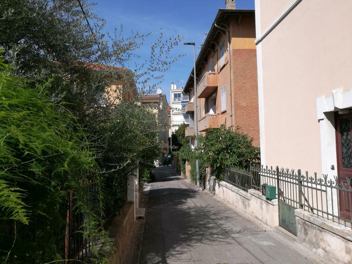 L'Amandine ,45 M2 Terrasse Et Garage Centre Ville Сен-Рафаэль Экстерьер фото